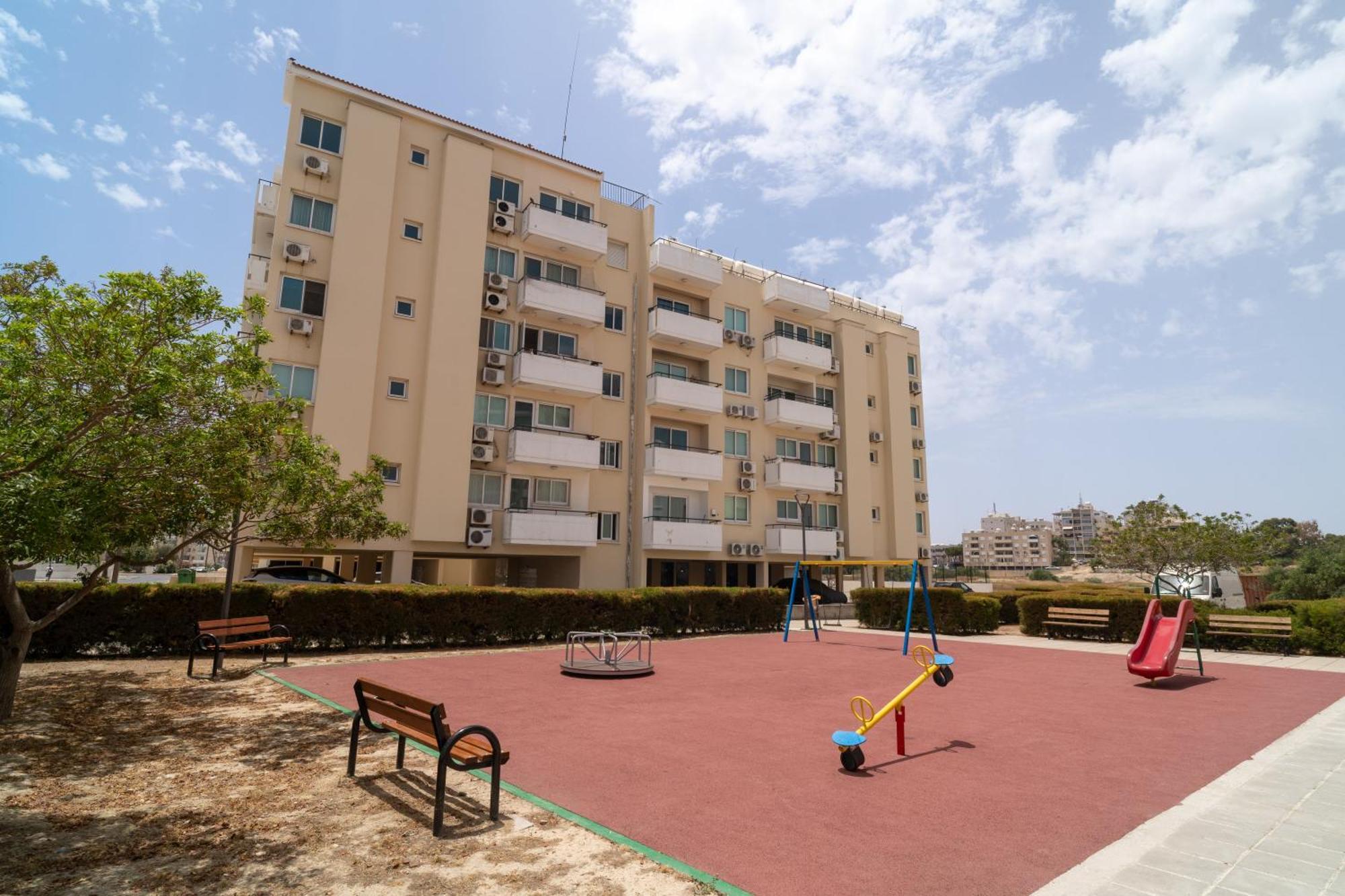 Kave Blue Mackenzie 1 Bdr Flat With Pool Lárnaca Exterior foto