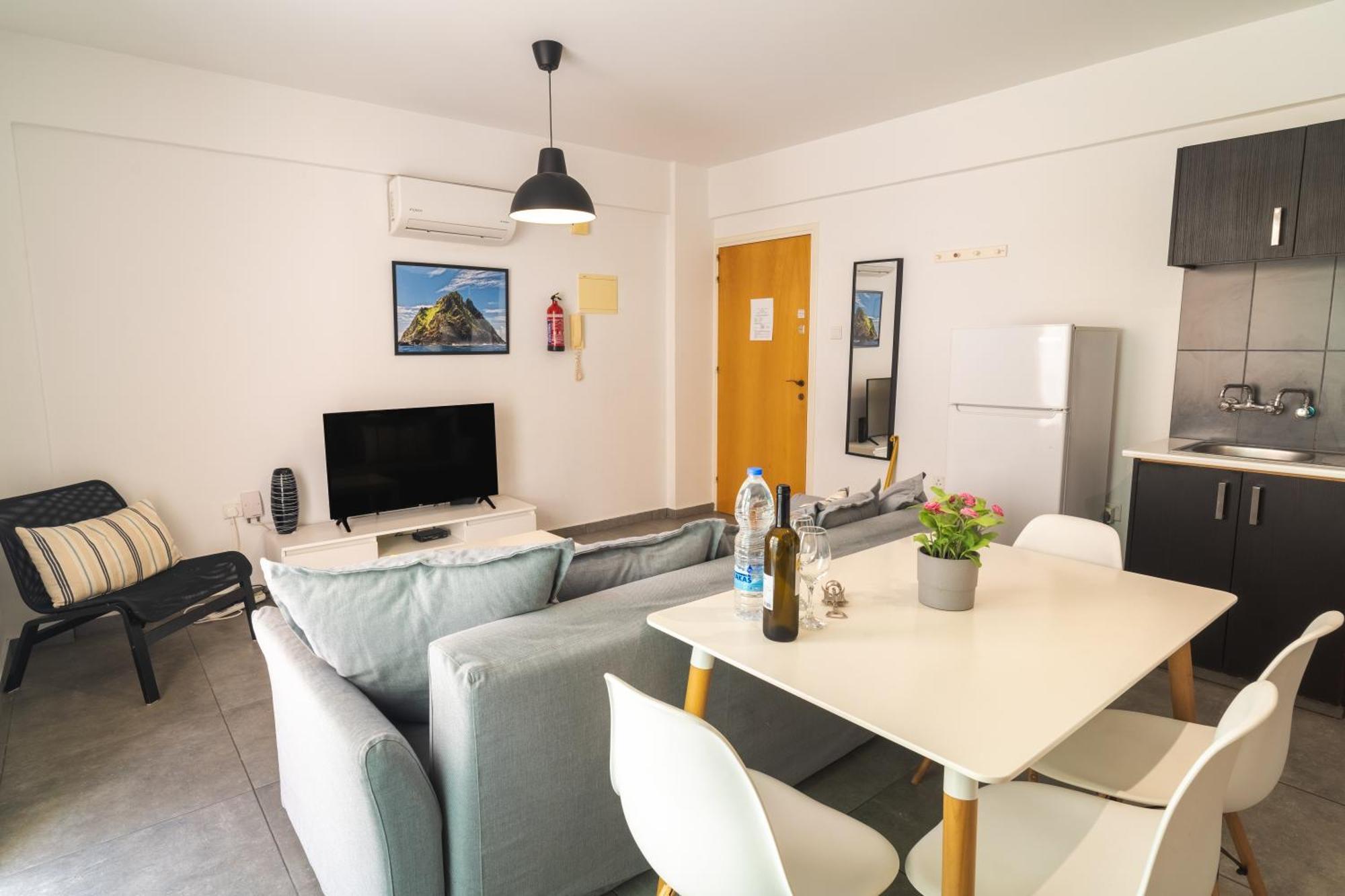 Kave Blue Mackenzie 1 Bdr Flat With Pool Lárnaca Exterior foto