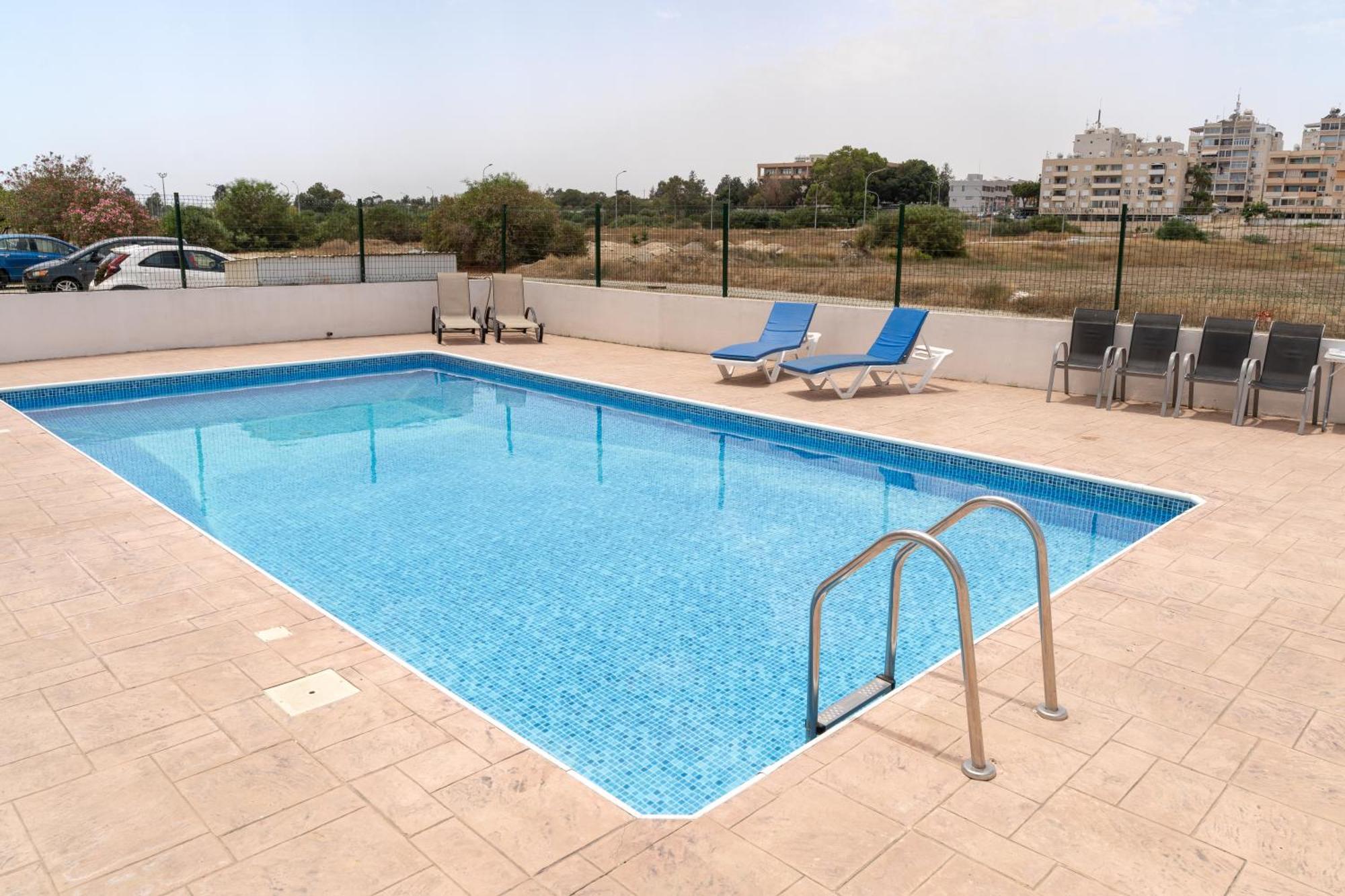 Kave Blue Mackenzie 1 Bdr Flat With Pool Lárnaca Exterior foto