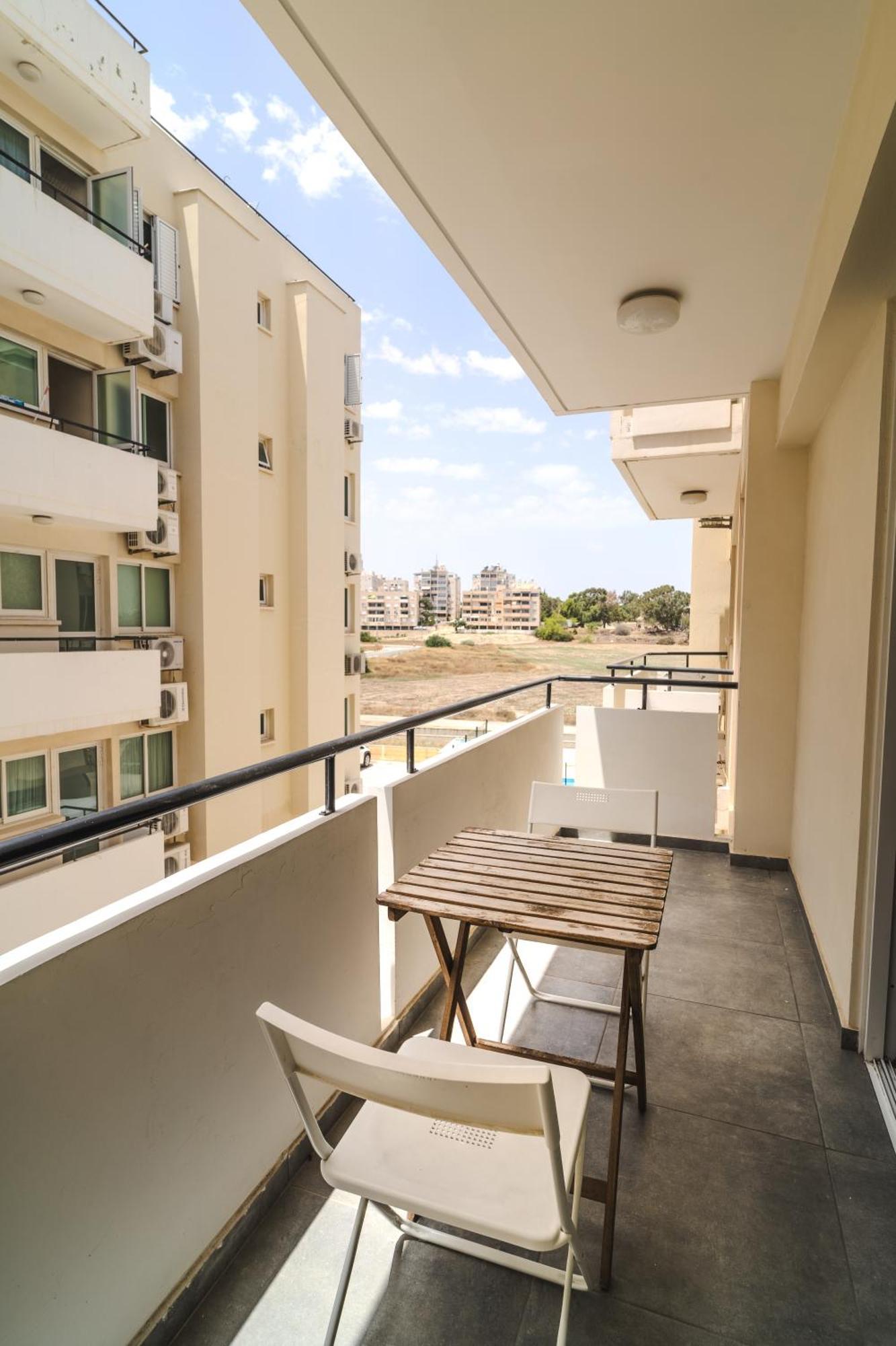 Kave Blue Mackenzie 1 Bdr Flat With Pool Lárnaca Exterior foto